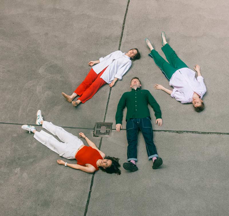 Das Team der Graphic Society auf dem Boden liegend